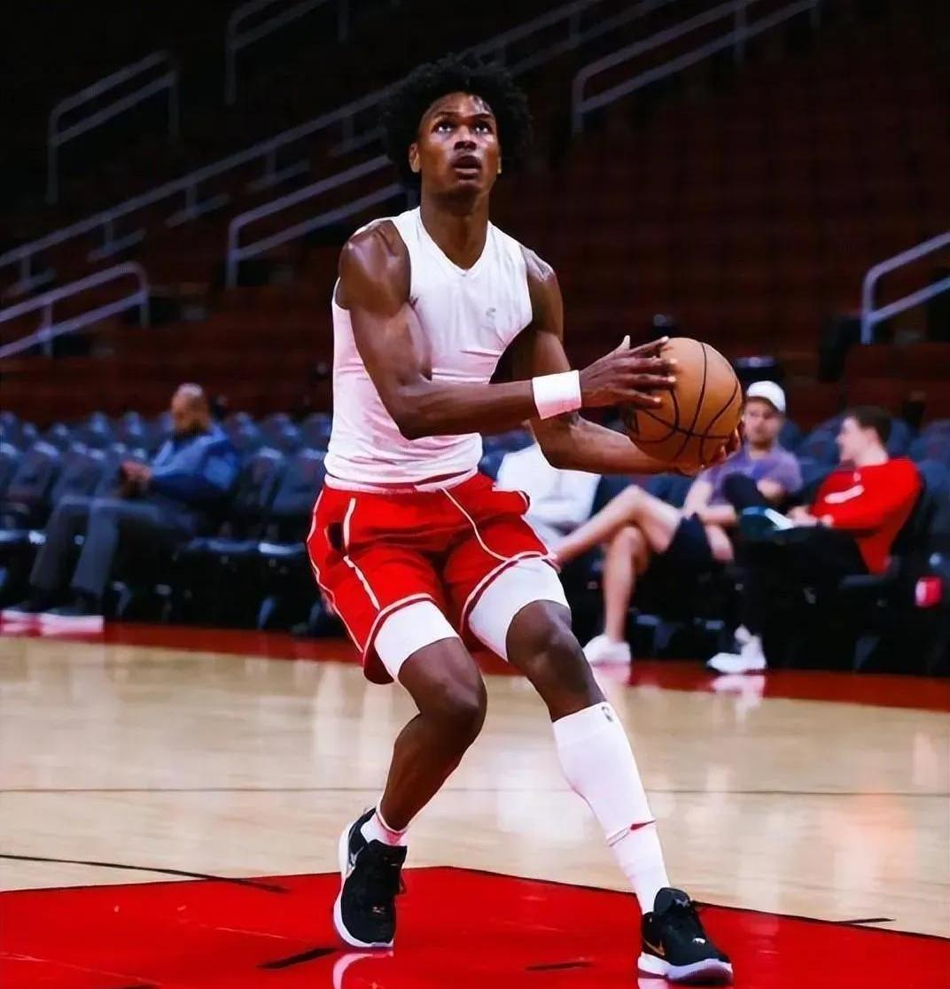 开云-Rookie迎来五赛季出色发挥，尤文图斯观众热烈欢呼！