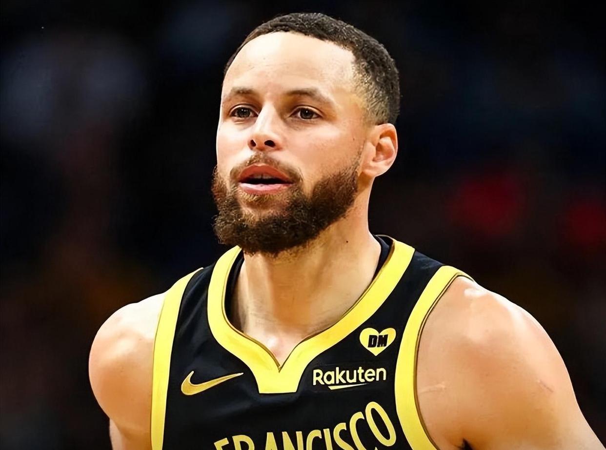 开云- 库里连续11场30+ 